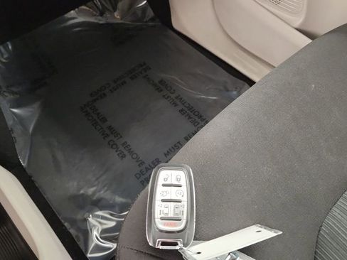 Used 2023 Chrysler Voyager LX FWD image 18