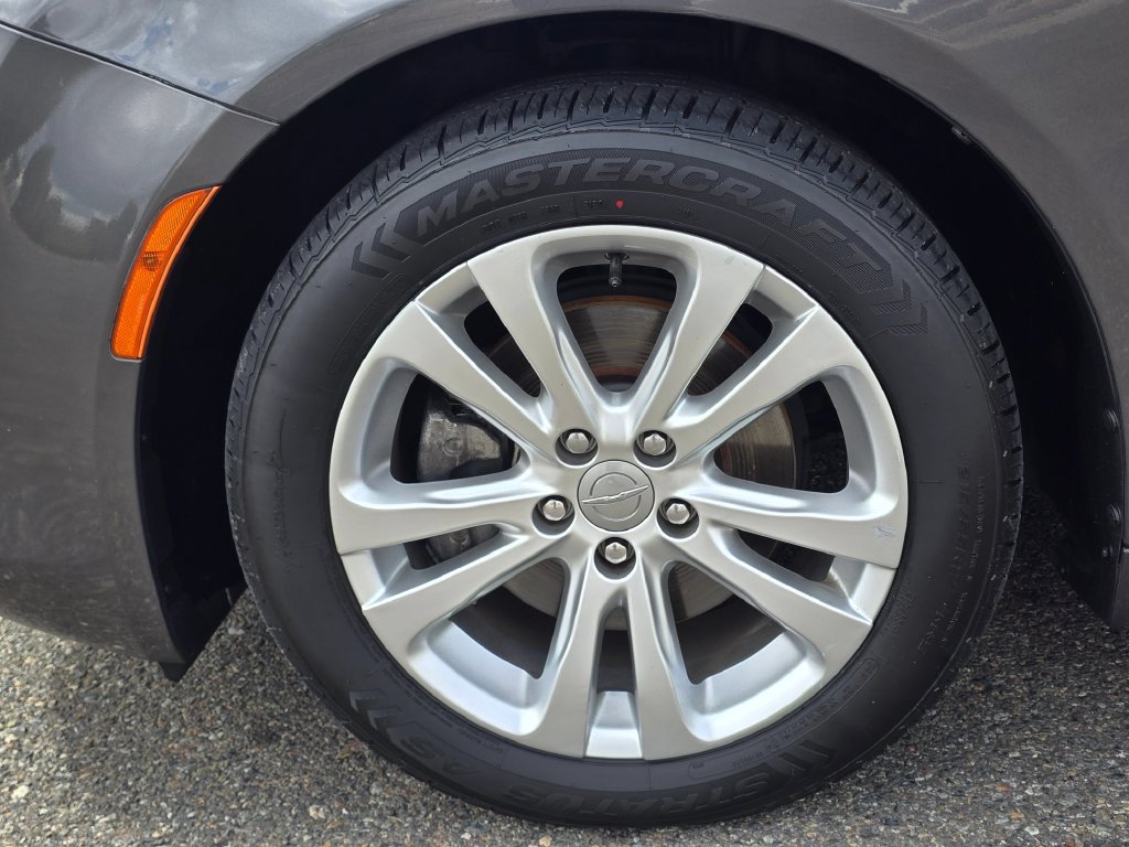 Used 2015 Chrysler 200 Limited w/ Convenience Group FWD image 9