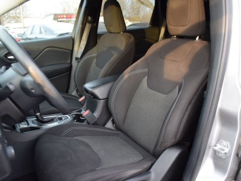 Used 2019 Jeep Cherokee Latitude w/ Popular Appearance Group FWD image 11