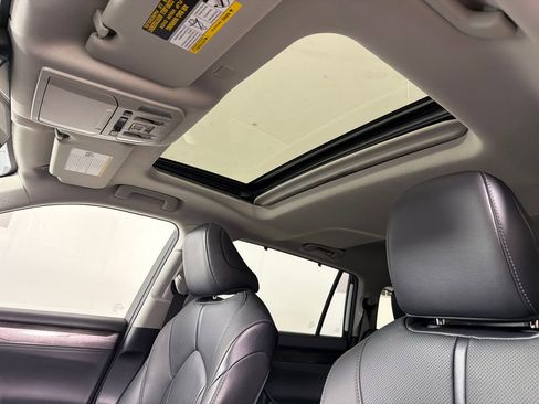 Used 2021 Toyota Highlander Limited FWD image 2