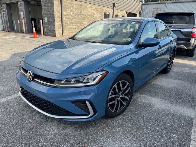 Used 2025 Volkswagen Jetta SE FWD image 5