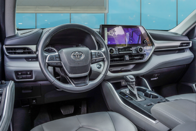 Used 2023 Toyota Highlander XLE FWD image 27