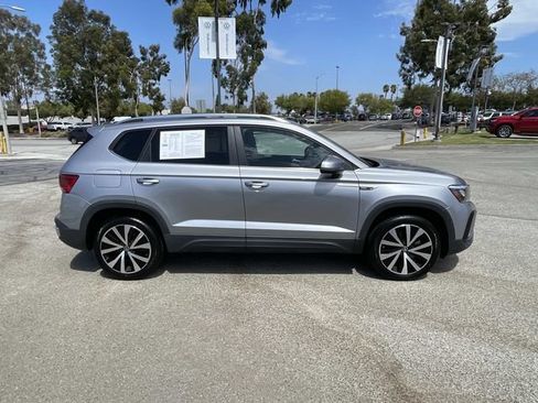 Certified 2022 Volkswagen Taos SE FWD image 3