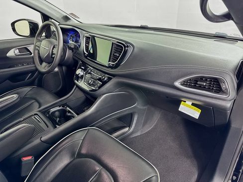 Used 2025 Chrysler Pacifica Limited FWD image 33