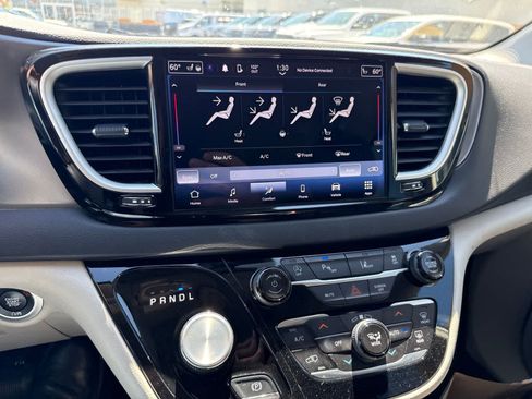 Used 2024 Chrysler Pacifica Touring-L FWD image 29