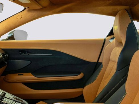 Used 2025 Aston Martin V8 Vantage Coupe image 14