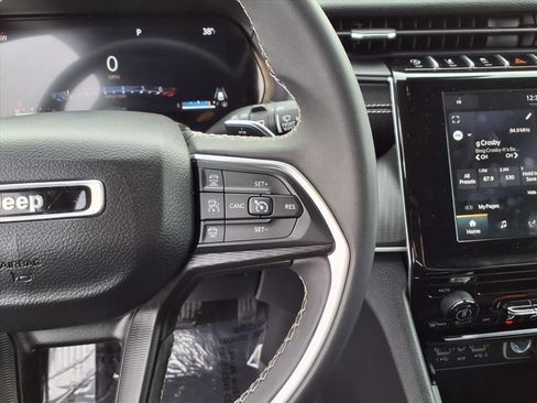 Used 2023 Jeep Grand Cherokee L Laredo image 11