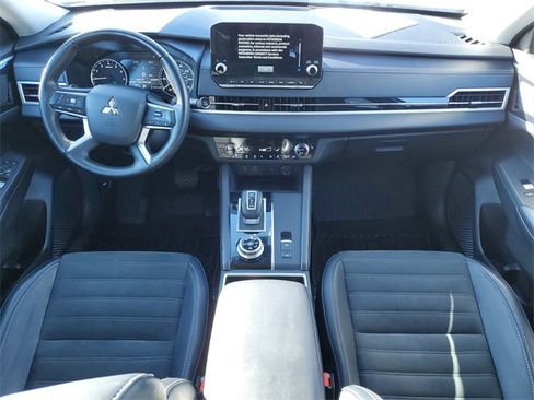 Used 2024 Mitsubishi Outlander SE image 17