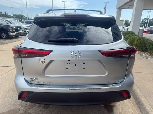 Used 2022 Toyota Highlander XLE AWD/4WD image 7