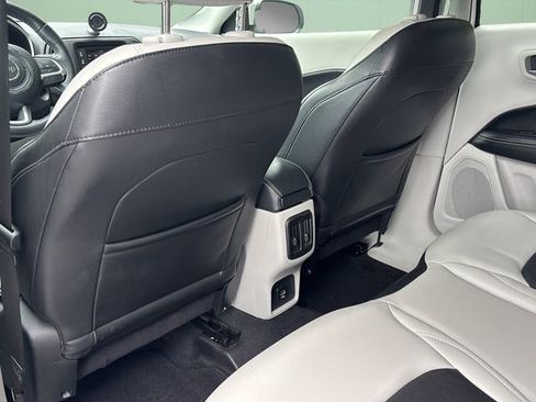 Used 2018 Jeep Compass Latitude FWD image 23