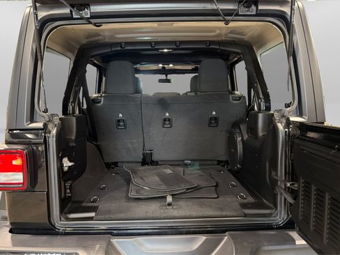 Used 2022 Jeep Wrangler Unlimited Rubicon AWD/4WD image 44