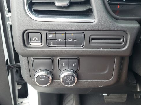 Used 2024 GMC Yukon XL SLT image 26