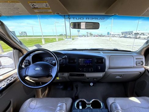 Used 2006 Ford F550 4x4 Crew Cab Super Duty image 13