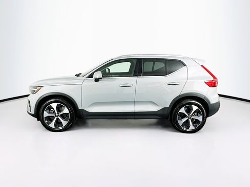 Used 2025 Volvo XC40 B5 Plus image 4