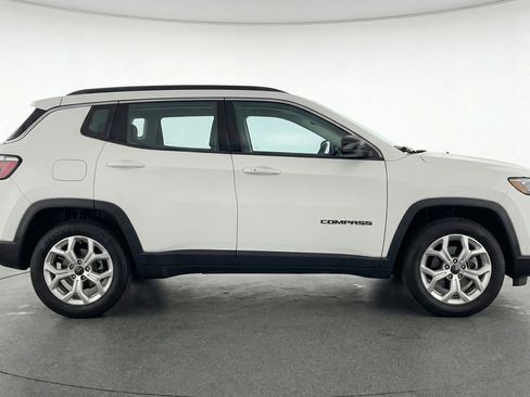 Used 2025 Jeep Compass Latitude image 11