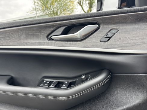 Used 2025 Jeep Grand Cherokee L Limited w/ Black Appearance Package image 21