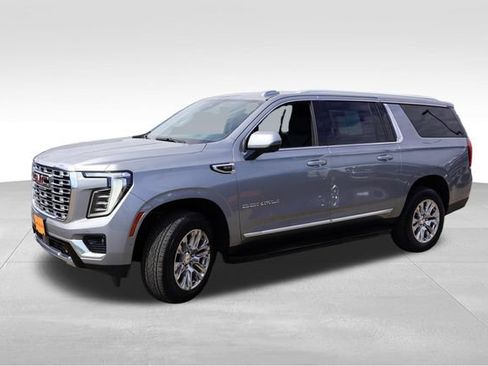 Used 2025 GMC Yukon XL Denali AWD/4WD image 10