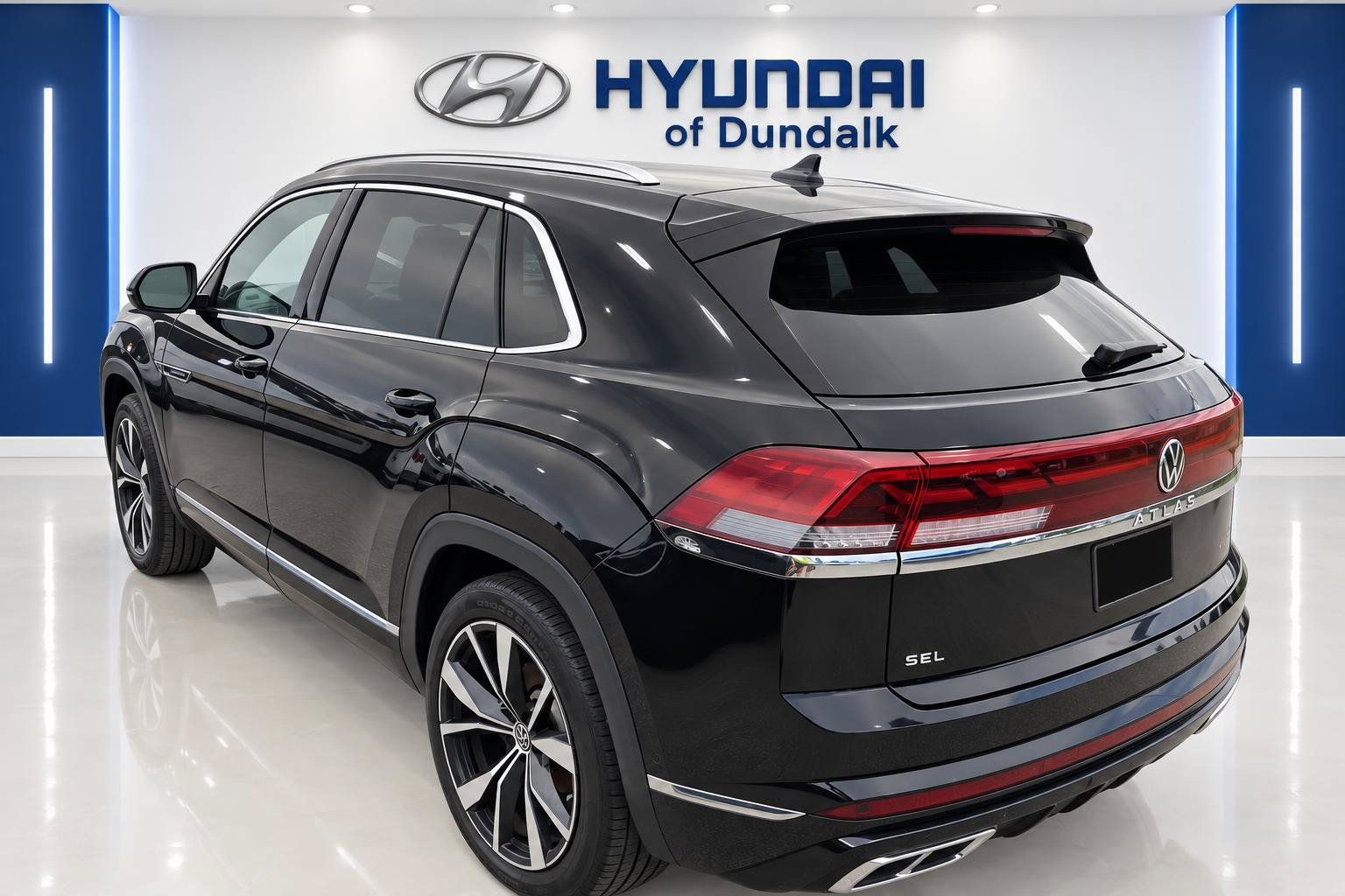 Used 2024 Volkswagen Atlas Cross Sport SEL Premium R-Line AWD/4WD image 2