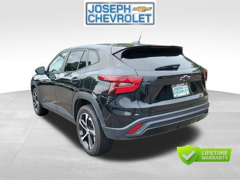 Used 2024 Chevrolet Trax RS FWD image 3