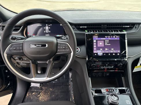 New 2025 Jeep Grand Cherokee Laredo X w/ Luxury Tech Group I image 15