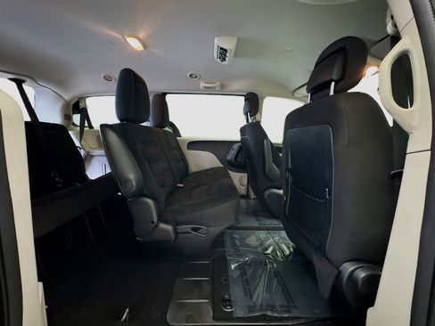 Used 2020 Dodge Grand Caravan SE image 17