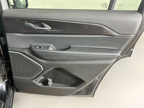 Used 2021 Jeep Grand Cherokee L Laredo image 32