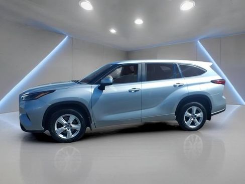Used 2023 Toyota Highlander LE AWD/4WD image 18