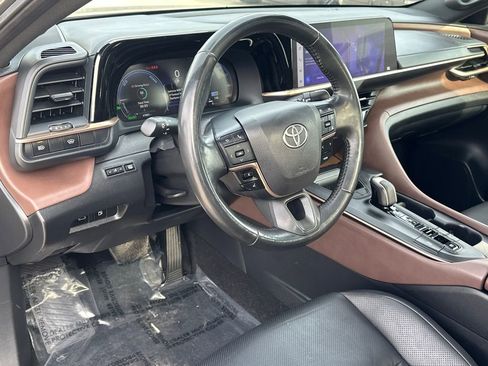 Used 2023 Toyota Crown Limited image 19