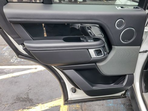 Used 2020 Land Rover Range Rover HSE image 19