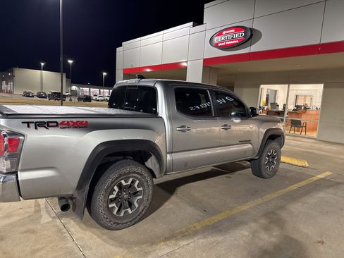 Used 2022 Toyota Tacoma TRD Off-Road image 5