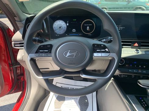 Used 2024 Hyundai Elantra SEL FWD image 14