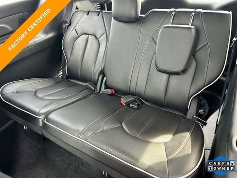 Used 2025 Chrysler Pacifica Premium FWD image 20
