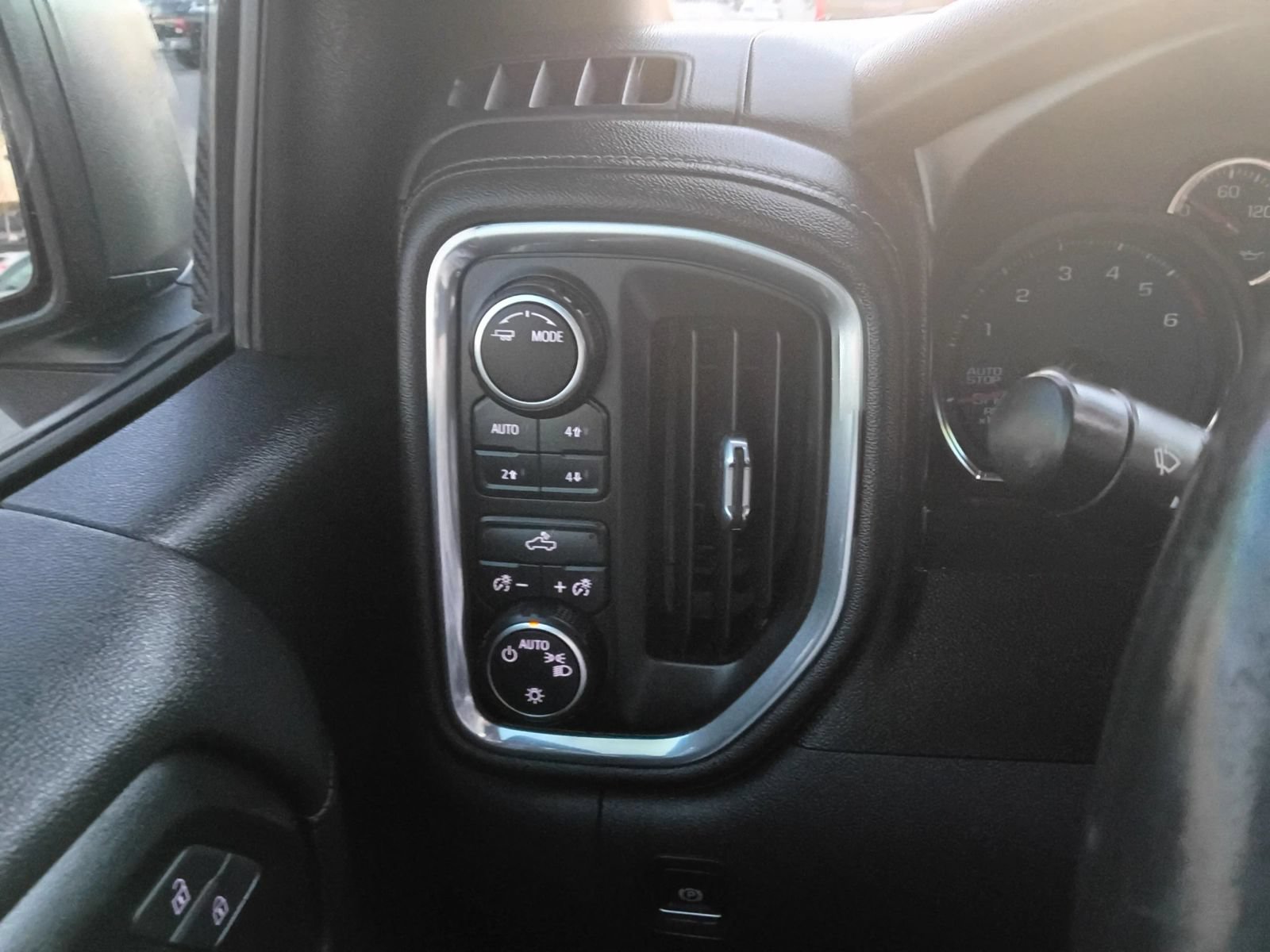 Used 2021 Chevrolet Silverado 1500 LT w/ Z71 Off-Road Package AWD/4WD image 31