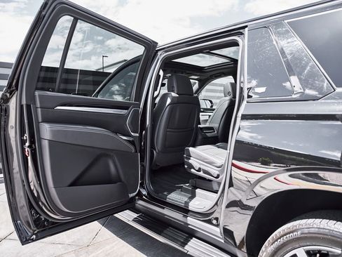 Used 2025 Cadillac Escalade ESV Sport AWD/4WD image 28