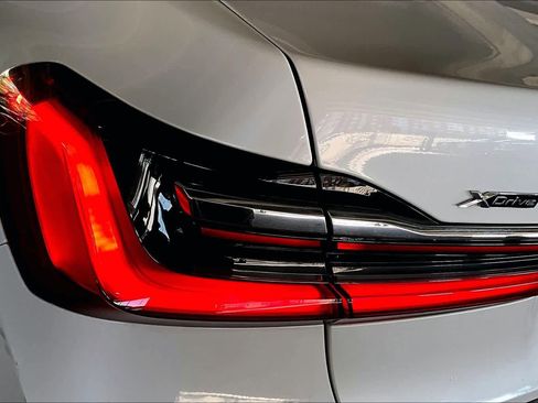 Used 2022 BMW 750i xDrive w/ Executive Package image 28