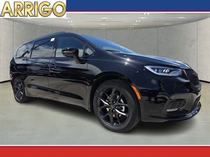 New 2025 Chrysler Pacifica Limited w/ Uconnect Theater Family Group