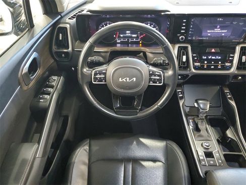 Certified 2022 Kia Sorento EX w/ Panoramic Sunroof Package image 11