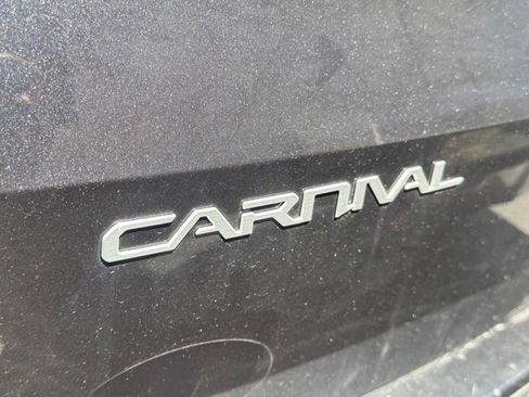 Used 2023 Kia Carnival LX FWD image 3
