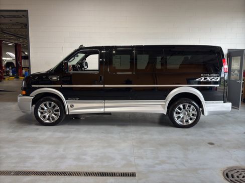 Used 2023 GMC Savana 2500 image 2