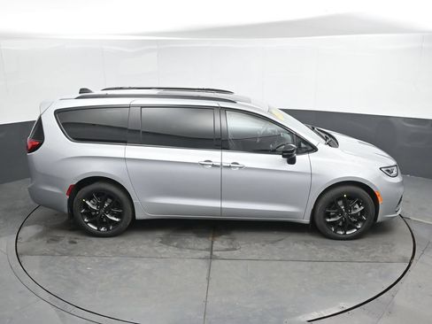 New 2026 Chrysler Pacifica Select w/ S Appearance Package AWD/4WD image 32
