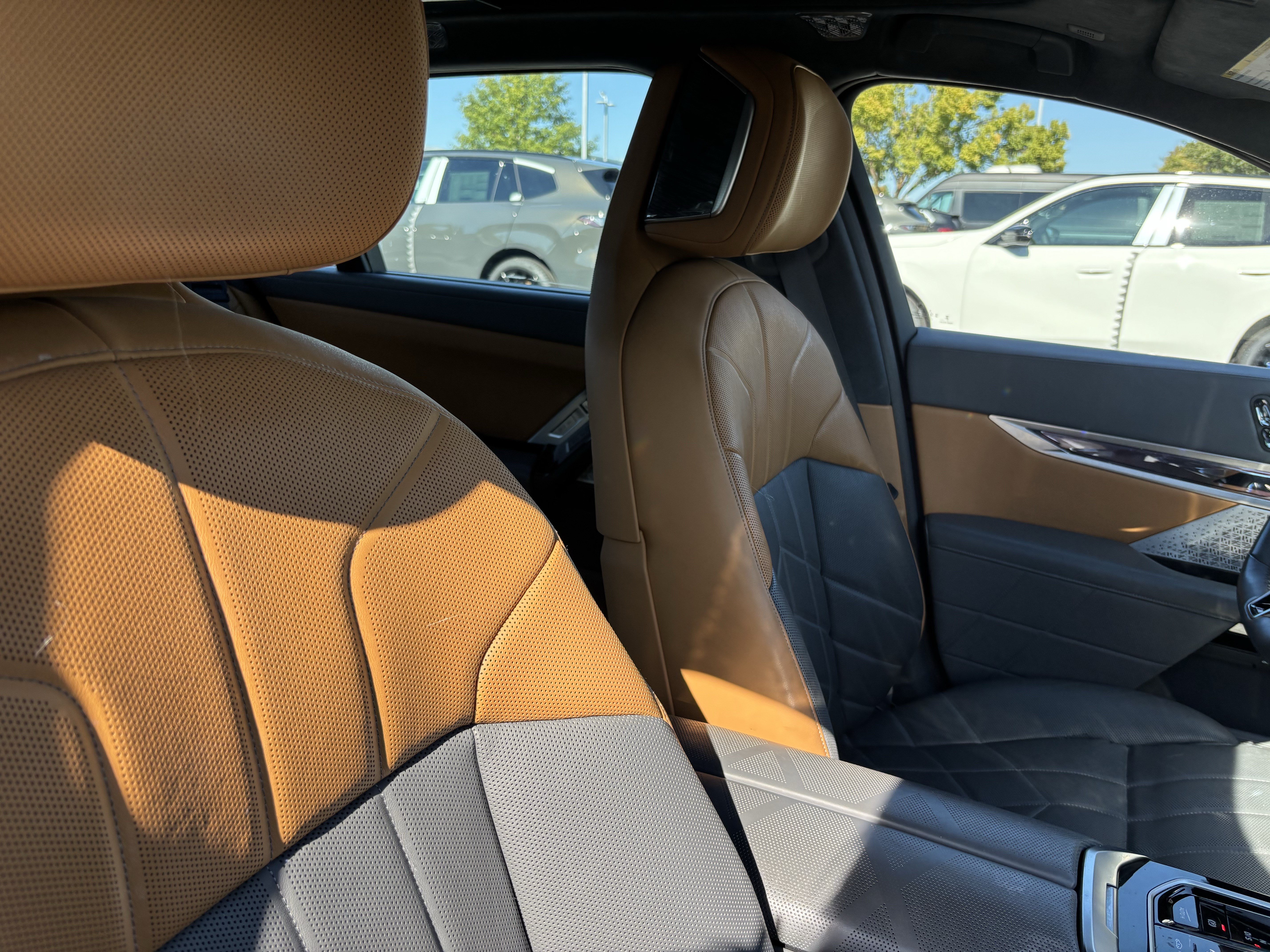 Certified 2024 BMW 760i xDrive w/ Executive Package AWD/4WD image 35