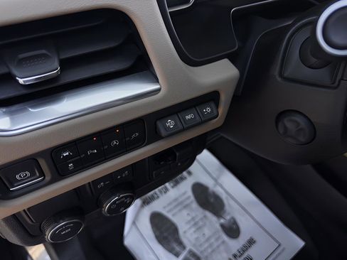 Used 2021 Chevrolet Tahoe Premier w/ Premium Package image 21