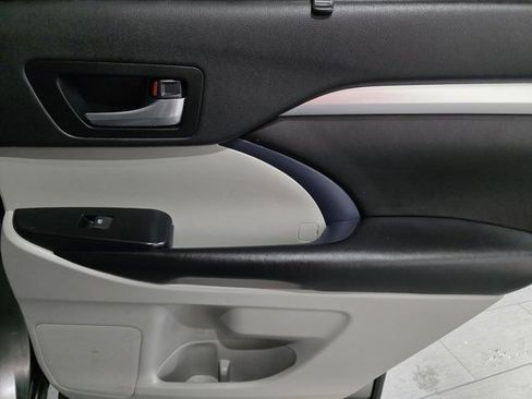 Used 2019 Toyota Highlander XLE image 12