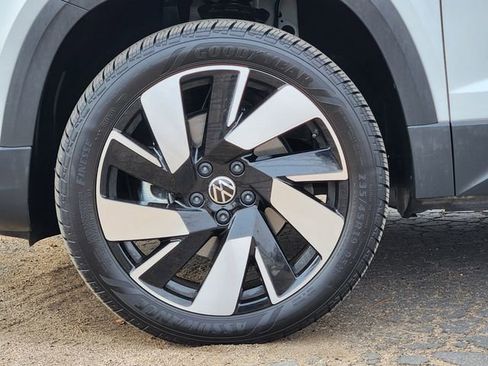 Certified 2024 Volkswagen Taos SEL image 9