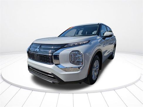 New 2025 Mitsubishi Outlander ES image 8