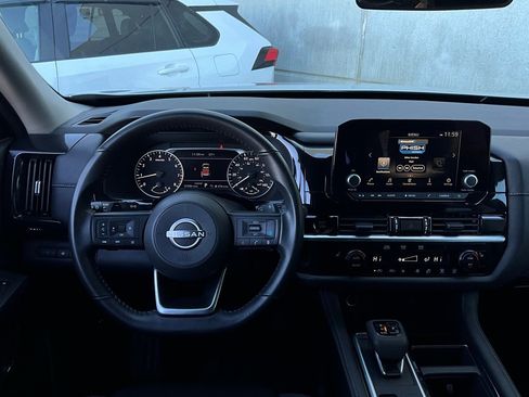 Used 2025 Nissan Pathfinder SV image 15