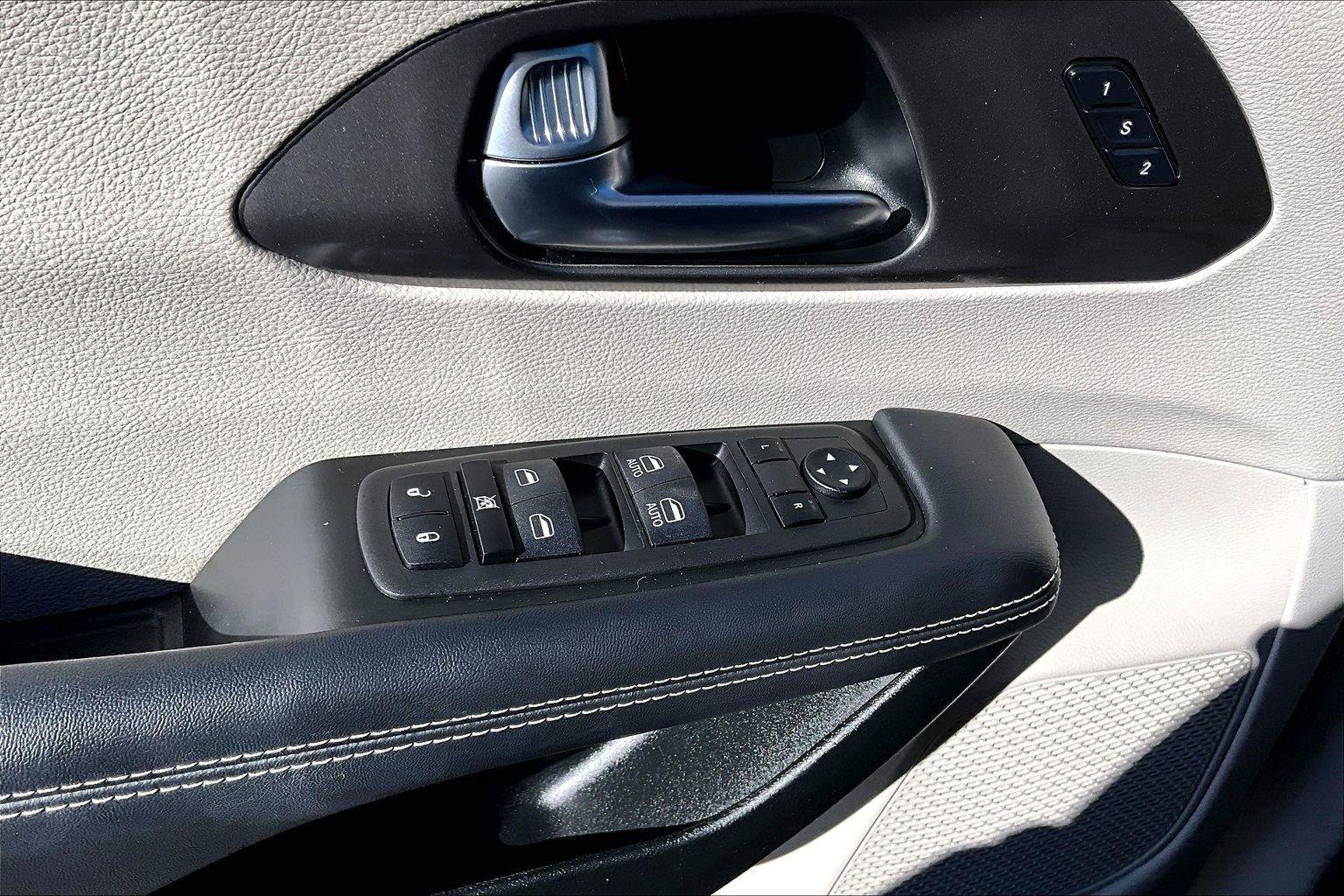 Used 2023 Chrysler Pacifica Touring-L AWD/4WD image 37