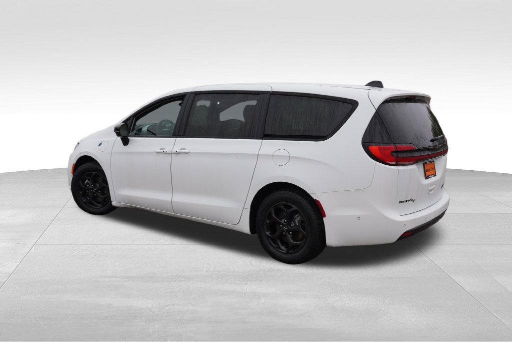 Used 2024 Chrysler Pacifica Limited FWD image 8