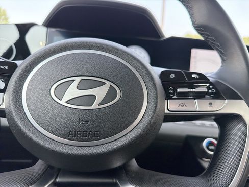 Used 2024 Hyundai Elantra Limited FWD image 11