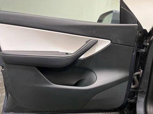 Used 2022 Tesla Model Y Long Range image 11